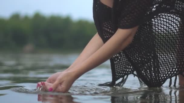 Les Mains Des Femmes Dans Eau — Video