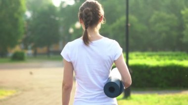 bir kadın spor salonuna gidiyor
