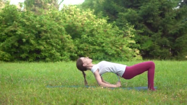 Woman Doing Yoga Outdoors — Stock Video