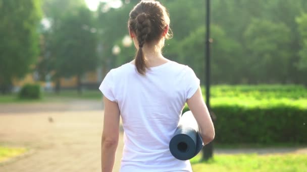 Kvinna Går Till Gymmet — Stockvideo