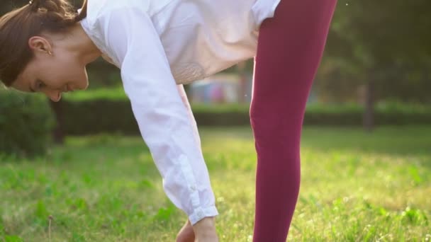 Frau Macht Yoga Freien — Stockvideo