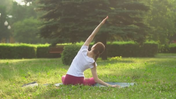 Frau Macht Yoga Freien — Stockvideo