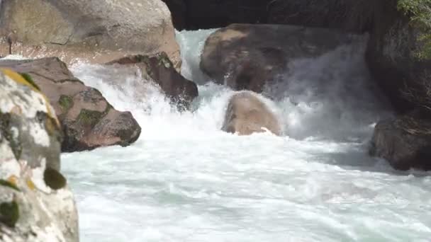 Tormentoso Río Montaña Corre Través Garganta — Vídeos de Stock