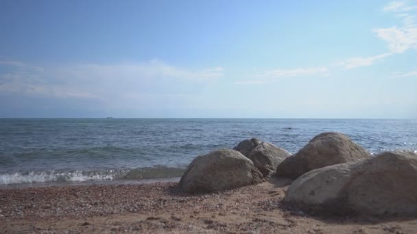 Olas marinas cerca de la orilla — Vídeos de Stock