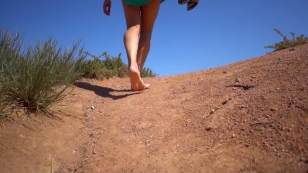 Meisje Lopen Blote Voeten Grond — Stockvideo