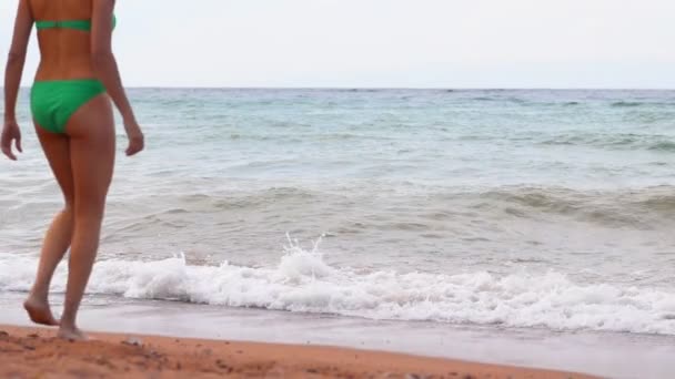 女孩在海里游泳 — 图库视频影像