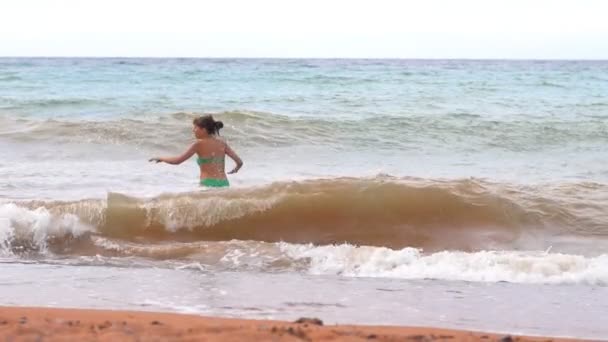 Ragazza Nuotare Nel Mare — Video Stock