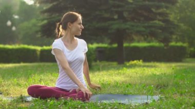 Dışarıda yoga yapan bir kadın.