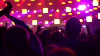 insanlar bir rock konserinde