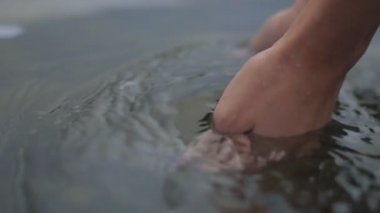 Kadınların elleri su