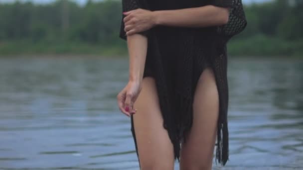 Pieds Femme Dans Eau — Video