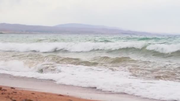 海岸近くの海の波 — ストック動画