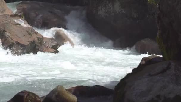 Rio de montanha tempestuoso corre através do desfiladeiro — Vídeo de Stock
