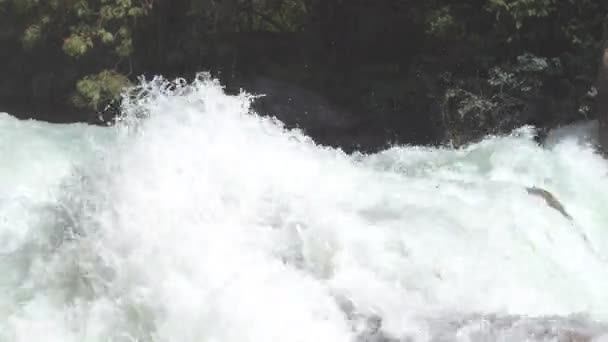 Rio de montanha tempestuoso corre através do desfiladeiro — Vídeo de Stock