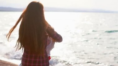 Anne ve kızı deniz kenarında.