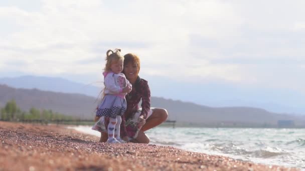 Moeder Dochter Aan Zee — Stockvideo