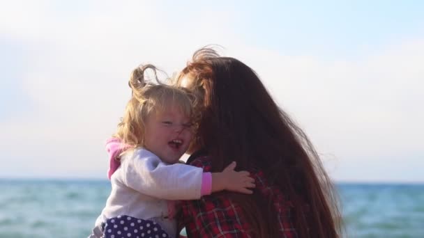 Madre Hija Junto Mar — Vídeo de stock