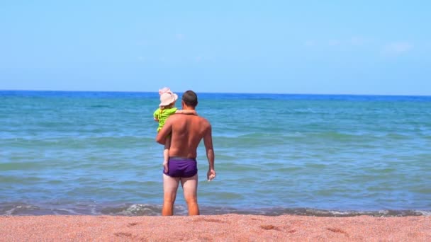 Padre Está Junto Mar Como Niño — Vídeos de Stock