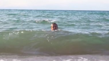 Denizde yüzen bir adam