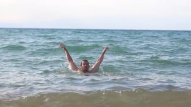 Denizde yüzen bir adam