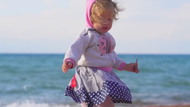 Çocuk Deniz Kenarında Duruyor — Stok video
