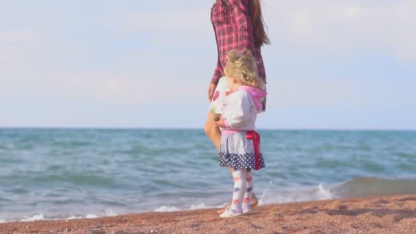 Moeder Dochter Aan Zee — Stockvideo