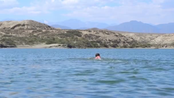 湖で泳ぐ男 — ストック動画
