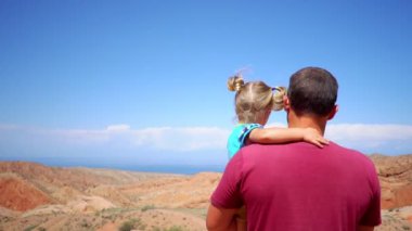 dağlarda çocuk ile baba