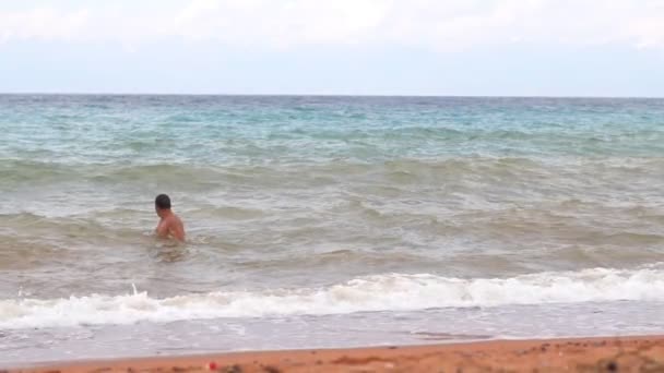 Homem Nadando Mar — Vídeo de Stock