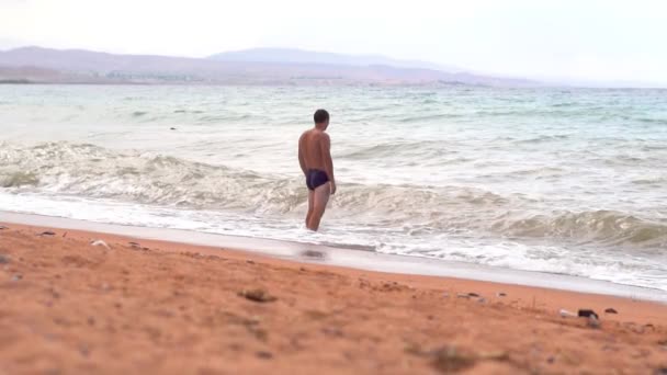 Uomo Sulla Spiaggia Riva Mare — Video Stock