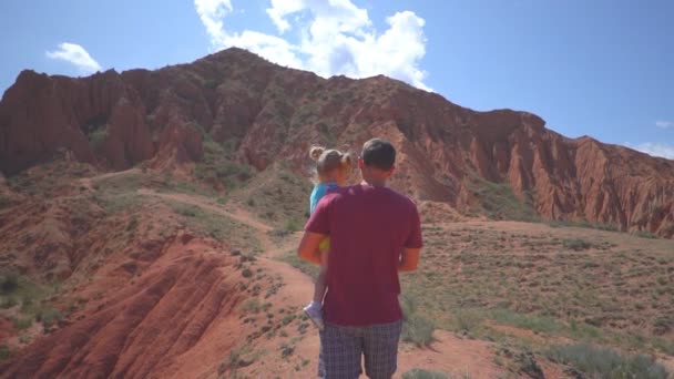 Padre Con Niño Las Montañas — Vídeo de stock