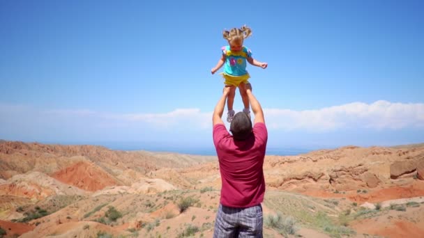 Père Élève Enfant Dans Ses Bras — Video