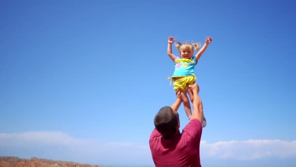 Padre Alza Bambino Tra Sue Braccia — Video Stock