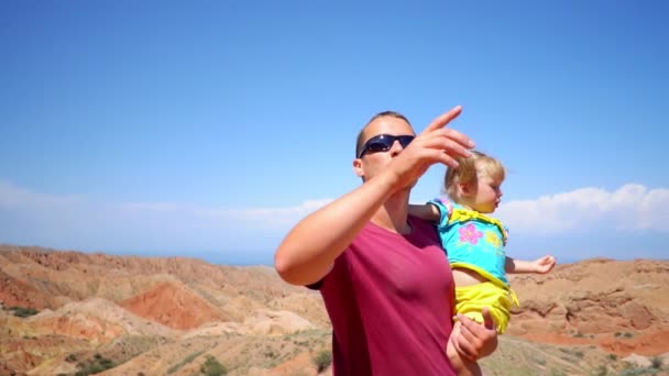 Padre Con Niño Las Montañas — Vídeos de Stock