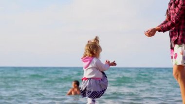 Anne ve kızı deniz kenarında.