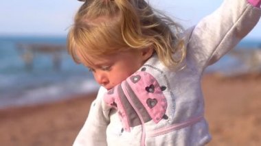 Anne ve kızı deniz kenarında.