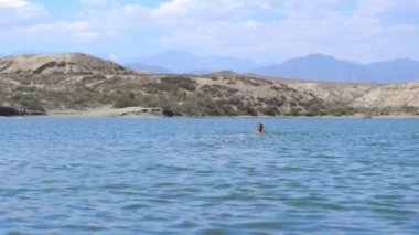 adam gölde yüzüyor