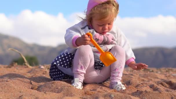 Kind Spielt Auf Dem Sand — Stockvideo