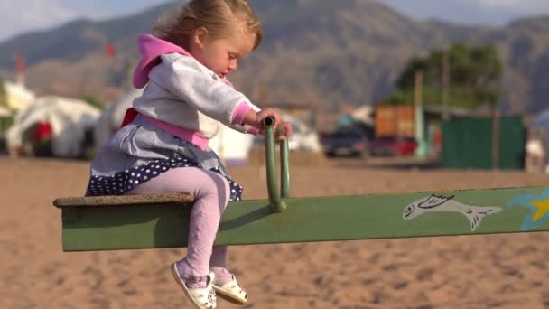 Enfant Balançant Sur Une Balançoire — Video