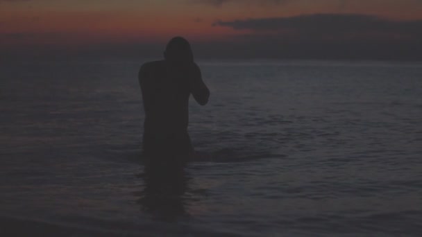 Ένας Άνθρωπος Που Κολυμπάει Στο Ηλιοβασίλεμα — Αρχείο Βίντεο
