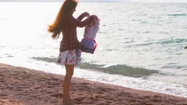 Anne ve kızı deniz kenarında.