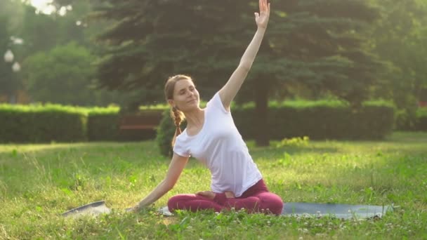 Vrouw Doet Yoga Buiten — Stockvideo