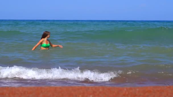 Κορίτσι Που Κολυμπάει Στη Θάλασσα — Αρχείο Βίντεο