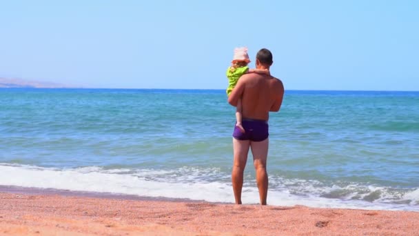 Père Tient Près Mer Comme Enfant — Video