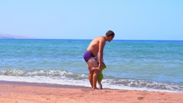 Πατέρας Στέκεται Δίπλα Στη Θάλασσα Σαν Παιδί — Αρχείο Βίντεο