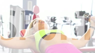 Kız dumbbells ile yapıyor