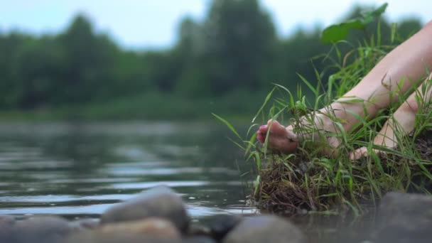 Vrouw Zittend Het Gras Door Rivier — Stockvideo