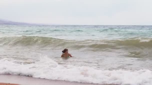 女孩在海里游泳 — 图库视频影像