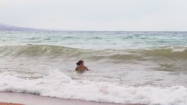 Ragazza Nuotare Nel Mare — Video Stock