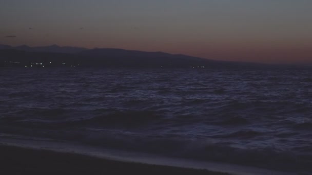 Mar Tranquilo Por Noche Con Montañas Fondo — Vídeo de stock